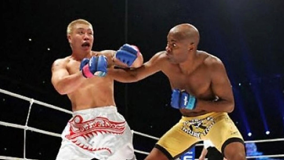Anderson Silva And Ryo Chonan Exchange Blows In Their Fight.